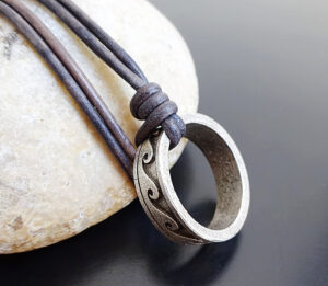 SURFER NECKLACE ON SLIP KNOT