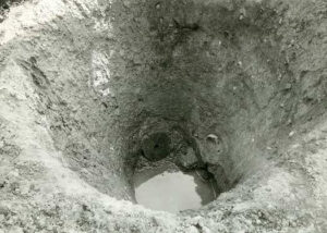 Human skull and quern stone from a well at Trelleborg